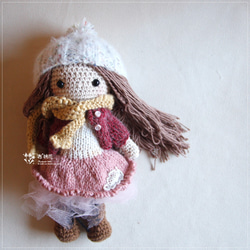 【布。棉花】小美娃娃, 棕髮, 粉紅色蓬蓬裙, 毛衣外套, 毛線帽 第1張的照片