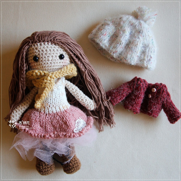 【布。棉花】小美娃娃, 棕髮, 粉紅色蓬蓬裙, 毛衣外套, 毛線帽 第4張的照片
