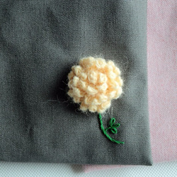 【布。棉花】毛線煙火花扁平包, 鐵灰帆布 刺繡毛線黃色花朵 手提包 第2張的照片