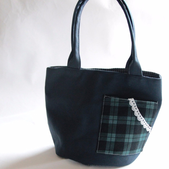 【布。棉花】圓筒散步包, 深藍帆布 蘇格蘭格子學院風 蕾絲外口袋 第1張的照片