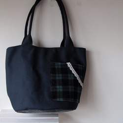 【布。棉花】圓筒散步包, 深藍帆布 蘇格蘭格子學院風 蕾絲外口袋 第2張的照片