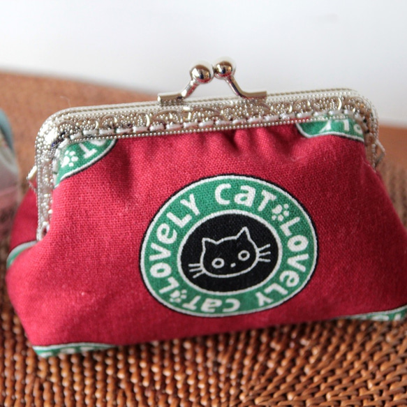 【布。棉花】9公分方形口金包, 紅色棉麻黑貓郵戳印 第1張的照片