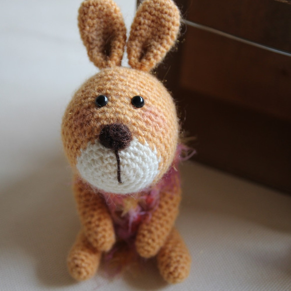 【布。棉花】無辜眼神 黃色小兔, 毛海造型圍巾 第4張的照片