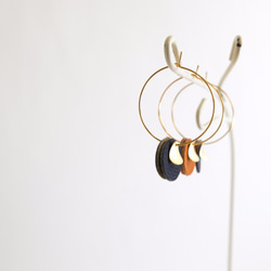 豪華皮革皮圈環耳環採用黑色 第1張的照片