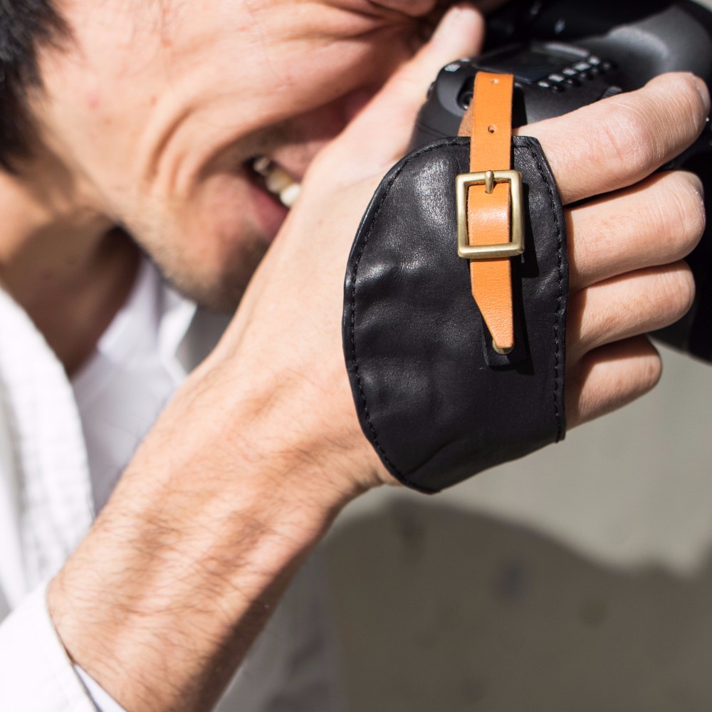 大切なレザーカメラストラップ　ブラック×キャメル