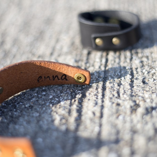 シンプルでモダンなレザーブレスレット バングル・リストバンド enna
