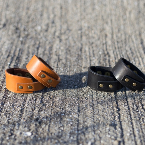 シンプルでモダンなレザーブレスレット バングル・リストバンド enna