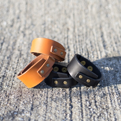 シンプルでモダンなレザーブレスレット バングル・リストバンド enna