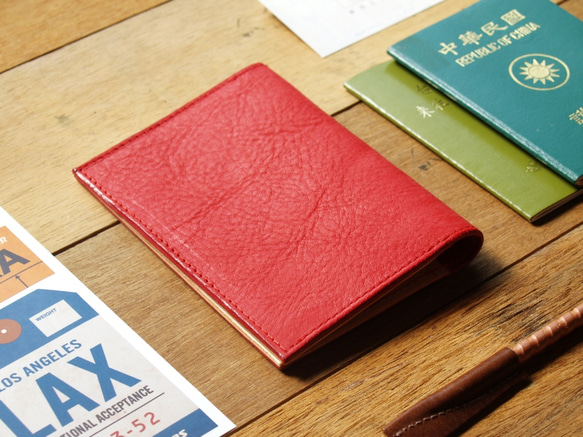 Coral Red 手工真皮護照夾/護照套 (免費刻印英文名 / 禮盒包裝) 第2張的照片