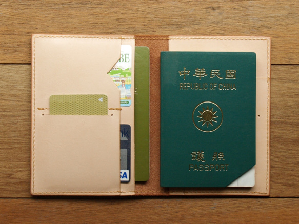 Leather Passport Case - Classic Tan 1枚目の画像