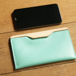iPhone 15 / 15 Pro - Tiffany Blue 手工真皮手機套/存摺套 (免費客製刻印/禮物包裝) 第6張的照片