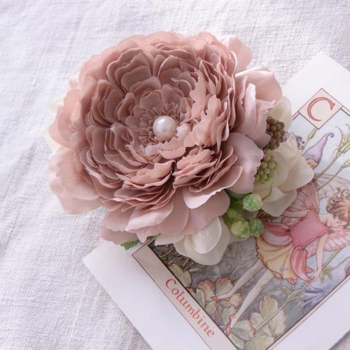 ラナンキュラスとラズベリーのコサージュ アンティークピンク色  