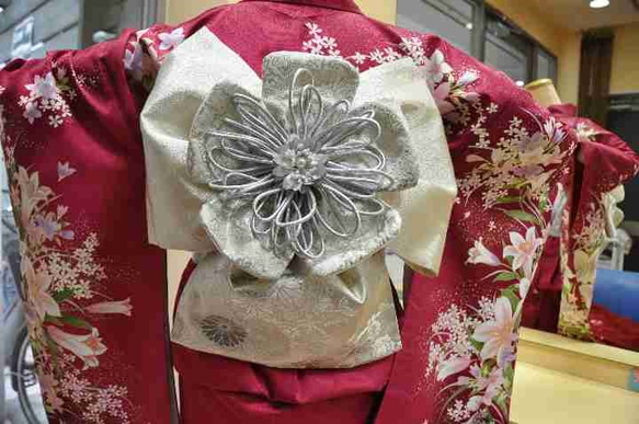 ワンランク上の成人式　ハンドメイド二部式帯の豪華なシルバー桜花　オンリーワン 1枚目の画像