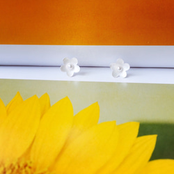 925スターリングシルバーのピュアホワイトマット表面[シンプルでエレガントな大きな花の耳の針] 1枚目の画像