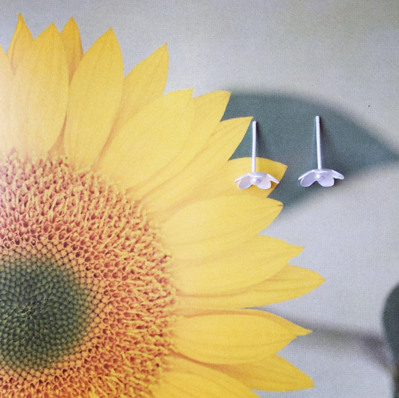925スターリングシルバーのピュアホワイトマット表面[シンプルでエレガントな大きな花の耳の針] 6枚目の画像
