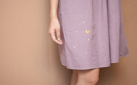 藕色棉麻洋裝-星星、月亮有時還有螢火蟲 第5張的照片