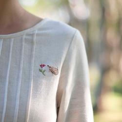 棉麻原色洋裝-刺蝟與小紅花刺繡 第6張的照片