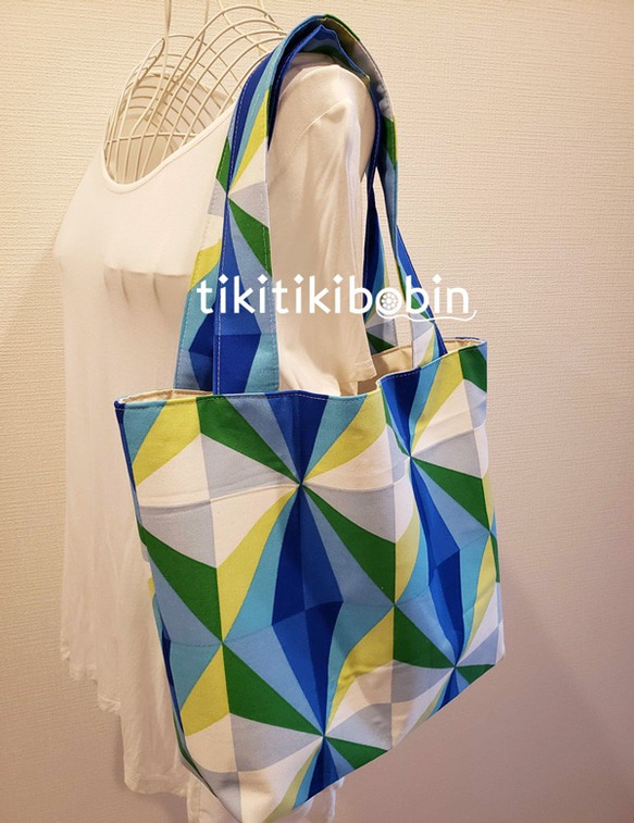 幾何学模様の青いハンドバッグ