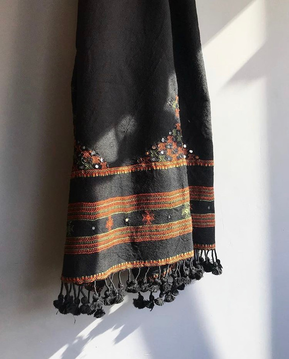 BOHOROOM | Handwoven woollen scarf with tassels 第1張的照片