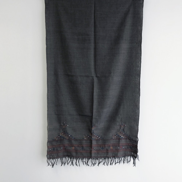 BOHOROOM | Handwoven woollen scarf with tassels 第2張的照片