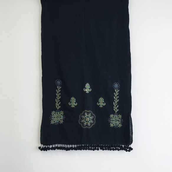 BOHOROOM | Handwoven Embroidered woollen scarf with tassels 第3張的照片