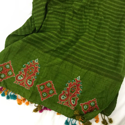 BOHOROOM |タッセル付き手織り刺繍ウールスカーフ 2枚目の画像
