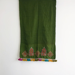 BOHOROOM | Handwoven Embroidered woollen scarf with tassels 第4張的照片