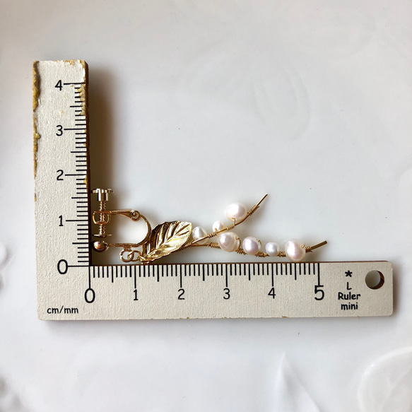 淡水パールのすずらんとリーフのピアス/イヤリング　プレゼントにも 6枚目の画像
