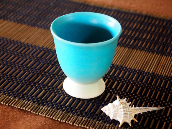 ターコイズブルーのカップ 2枚目の画像