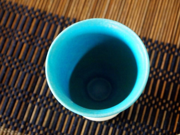ターコイズブルーのカップ 3枚目の画像
