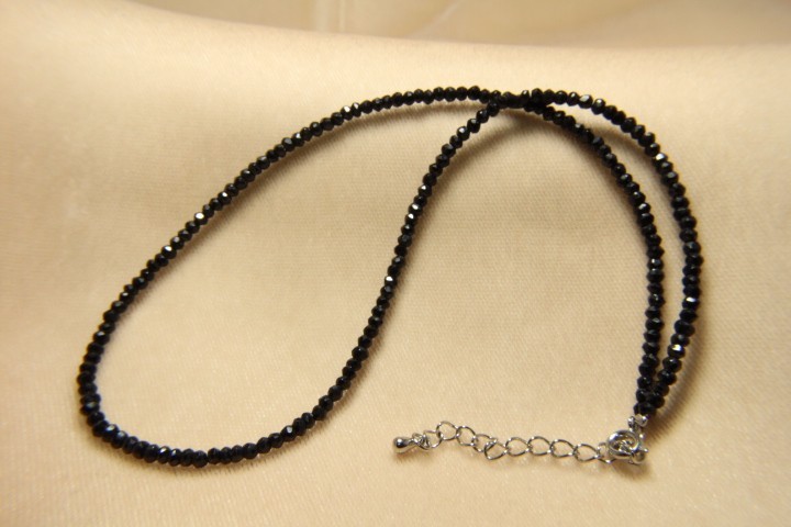 ブラックスピネルのネックレス