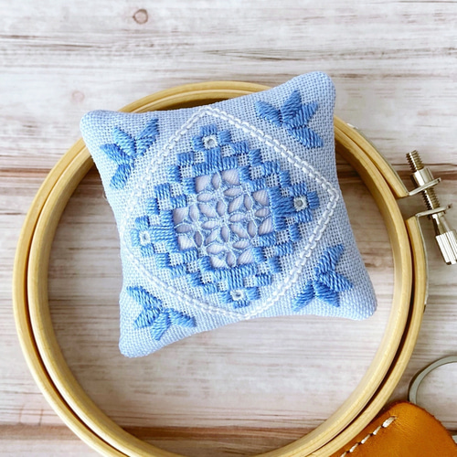手刺繍ピンクッションハンドメイド北欧風花柄刺繍リネン100