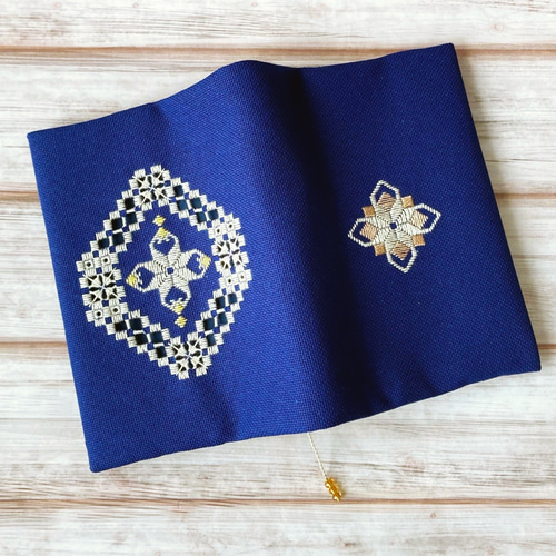 ネイビーのハーダンガー刺繍のブックカバー（オーバル） ブック