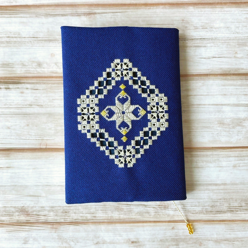 ネイビーのハーダンガー刺繍のブックカバー（オーバル） ブック