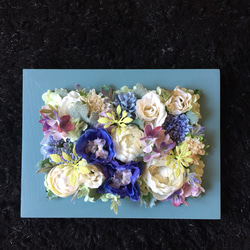 白薔薇と青小花のブルーフレーム、4way、フラワーフレームアレンジメント 2枚目の画像