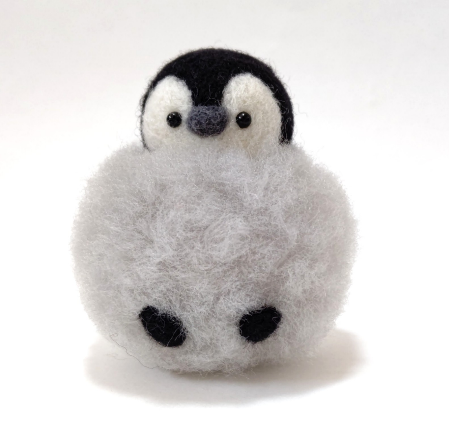 もこもこくつ下に入ったペンギンさんのクリスマスオーナメント　羊毛フェルト