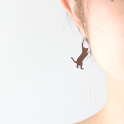 Leather Cat Crystal Swarovski Long Chain Earrings 第4張的照片