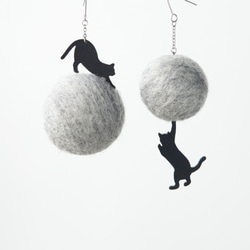 <Mono tone>Leather Cat & Pompon Asymmetrical Earrings 第1張的照片