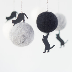 <Mono tone>Leather Cat & Pompon Asymmetrical Earrings 第5張的照片