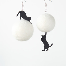 <Mono tone>Leather Cat & Pompon Asymmetrical Earrings 第1張的照片