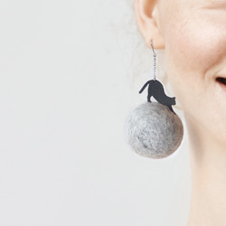 <Mono tone>Leather Cat & Pompon Asymmetrical Earrings 第2張的照片