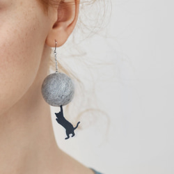 <Mono tone>Leather Cat & Pompon Asymmetrical Earrings 第3張的照片