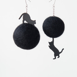 <Mono tone>Leather Cat & Pompon Asymmetrical Earrings 第1張的照片