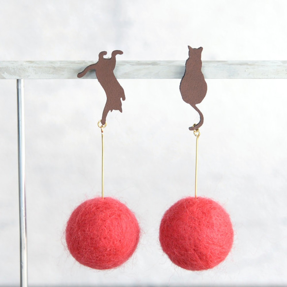 Leather Cat Stick Pompon Earrings 第1張的照片