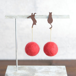 Leather Cat Stick Pompon Earrings 第2張的照片