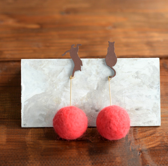 Leather Cat Stick Pompon Earrings 第3張的照片