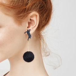 Leather Cat Stick Pompon Earrings 第4張的照片