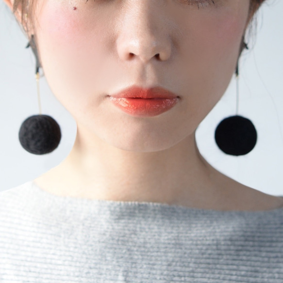 Leather Cat Stick Pompon Earrings 第5張的照片