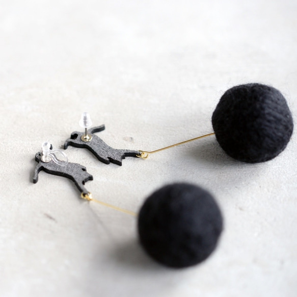 Leather Cat Stick Pompon Earrings 第7張的照片