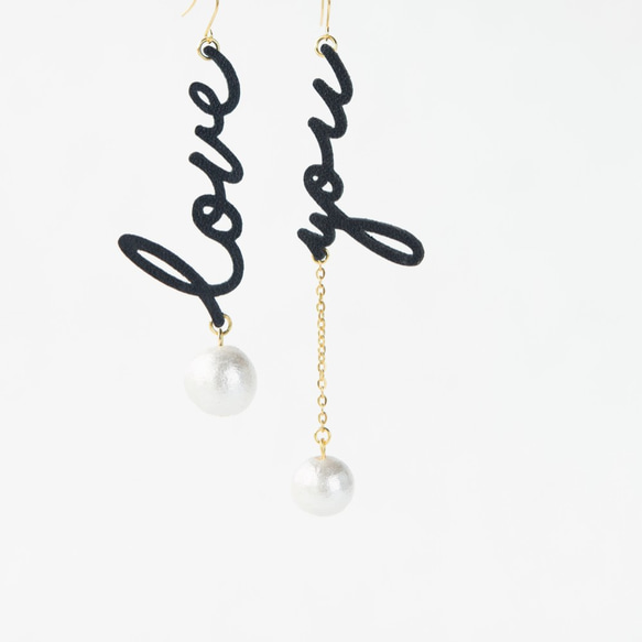 "Love you" Lettering Leather & Cotton Pearl Earring 第1張的照片